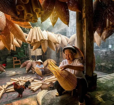 Experience <br>
the local life