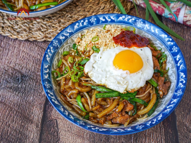 Lort Cha – Stir-Fried Short Rice Noodles