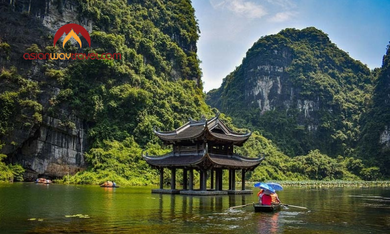 Boat ride through Trang An’s limestone landscape