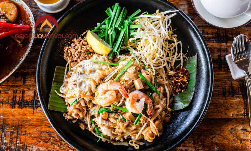 Pad Thai with shrimp, egg, bean sprouts, and lime
