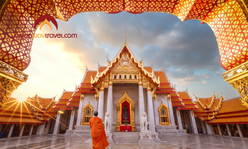 A peaceful moment at a golden Bangkok temple
