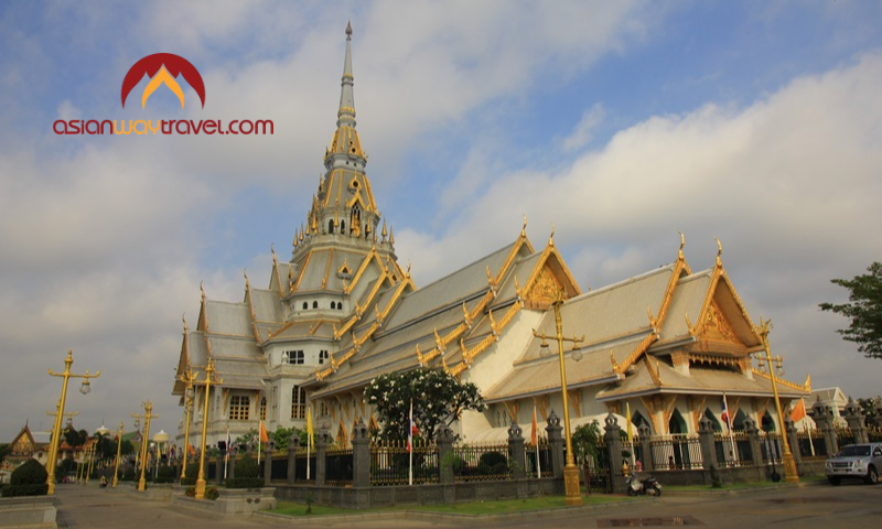 A majestic Thai temple with golden details and serene architecture
