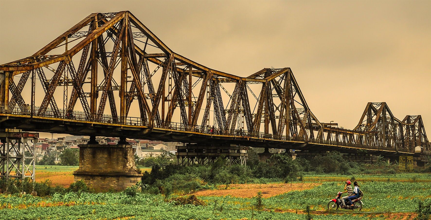 Long Bien Bridge in Hanoi Old Quarter