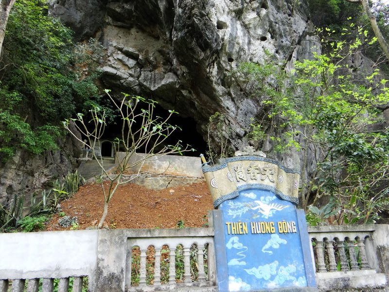 tam coc boat ride - thien huong grotto