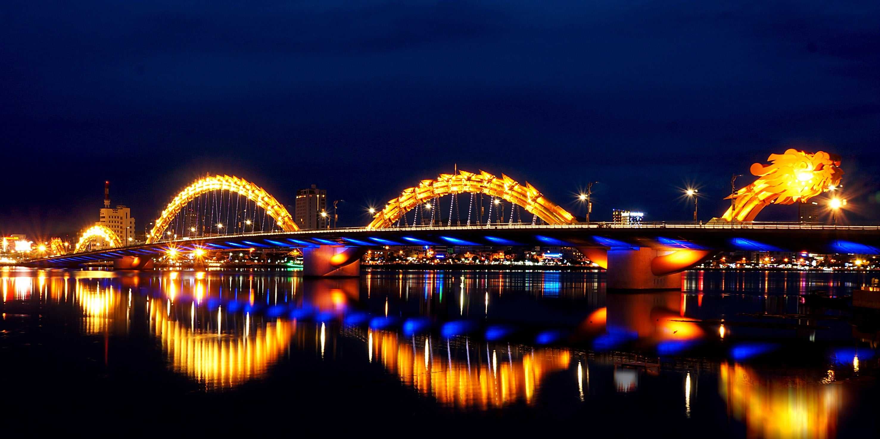 dragon bridge da nang at night