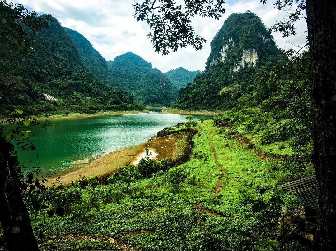 ban gioc waterfall thang hen lake