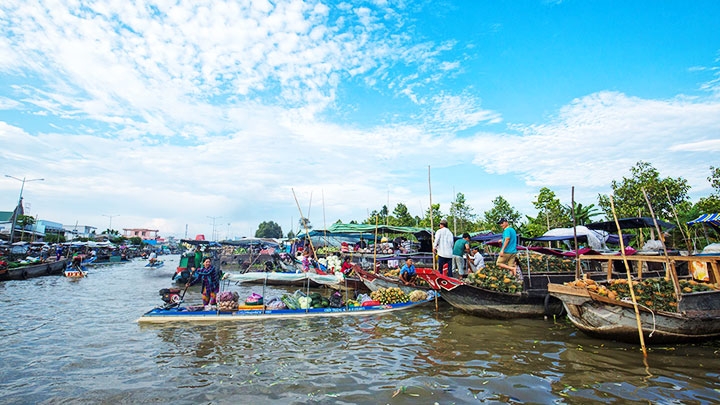 floating market in vietnam